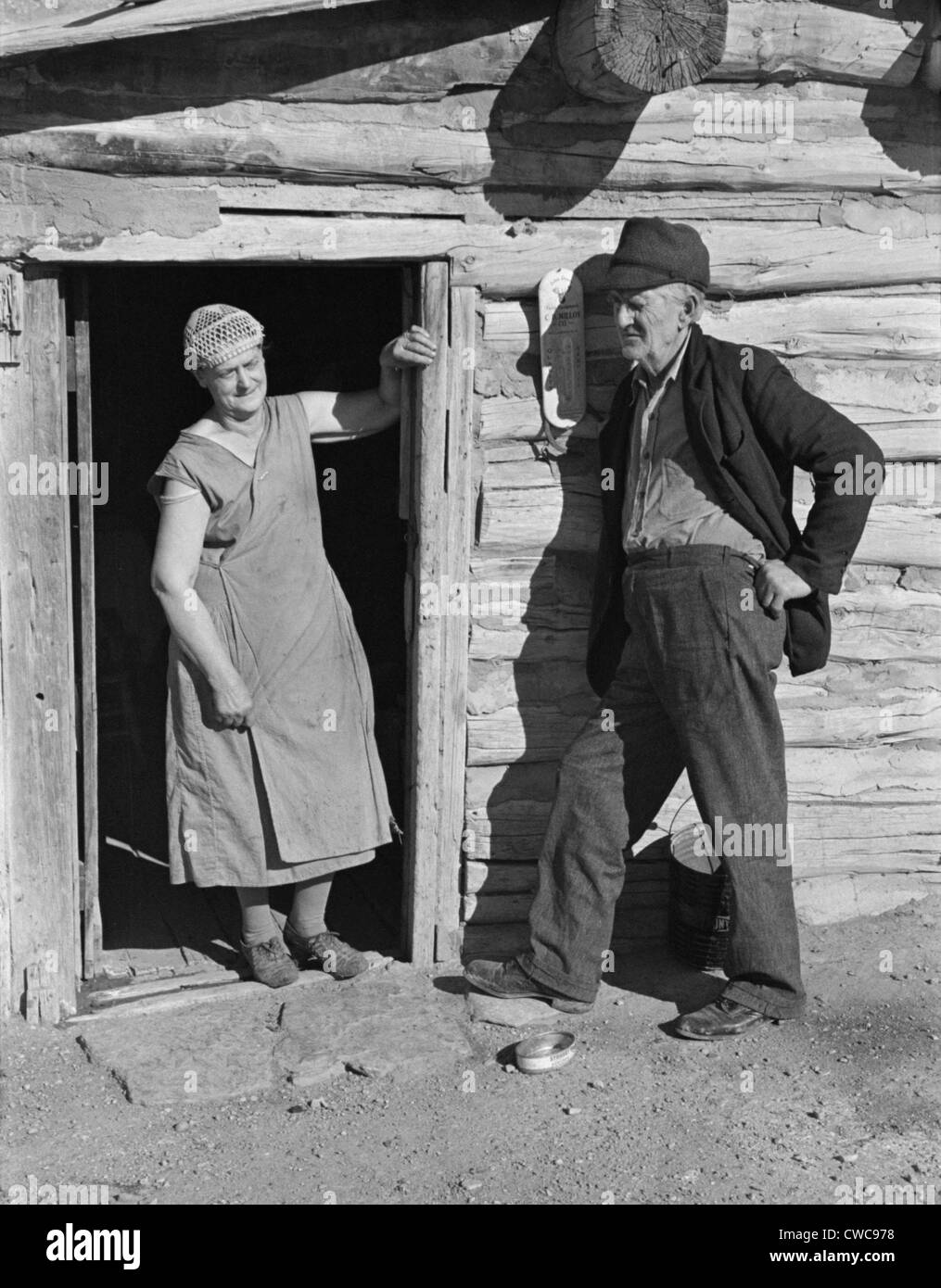 Anziano contadino giovane sul rilievo. Il sig. e la sig.ra O'Brien erano le vittime della siccità in Williams County North Dakota. Ott. 1937. Foto Stock