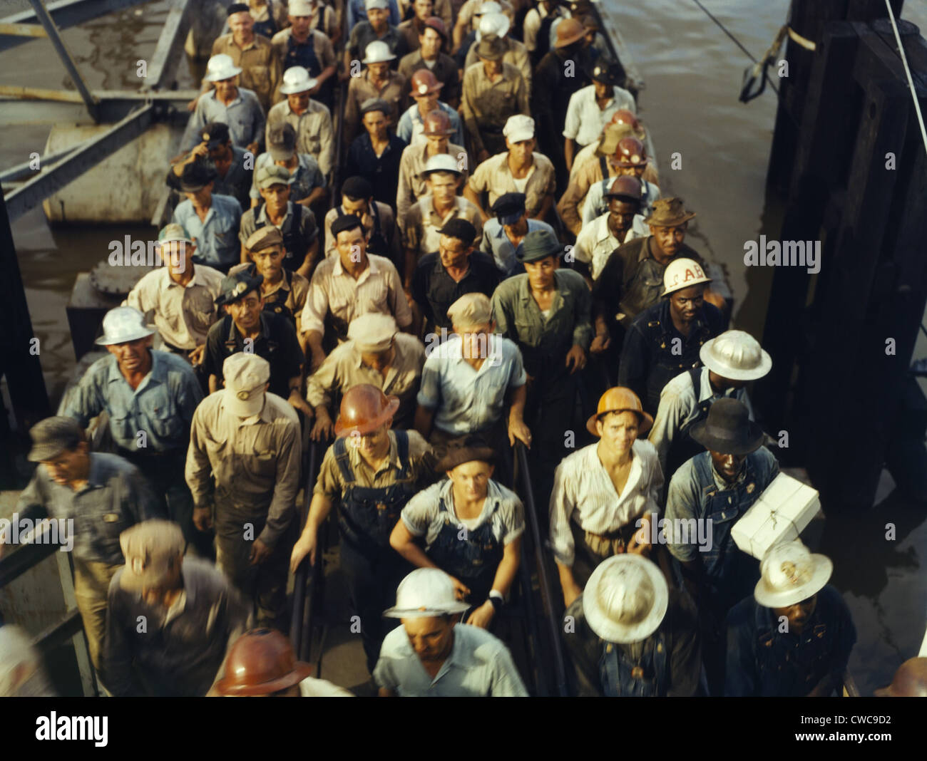 La guerra lasciando i lavoratori dei cantieri navali in Pennsylvania Beaumont Texas. Giugno 1943. Foto Stock