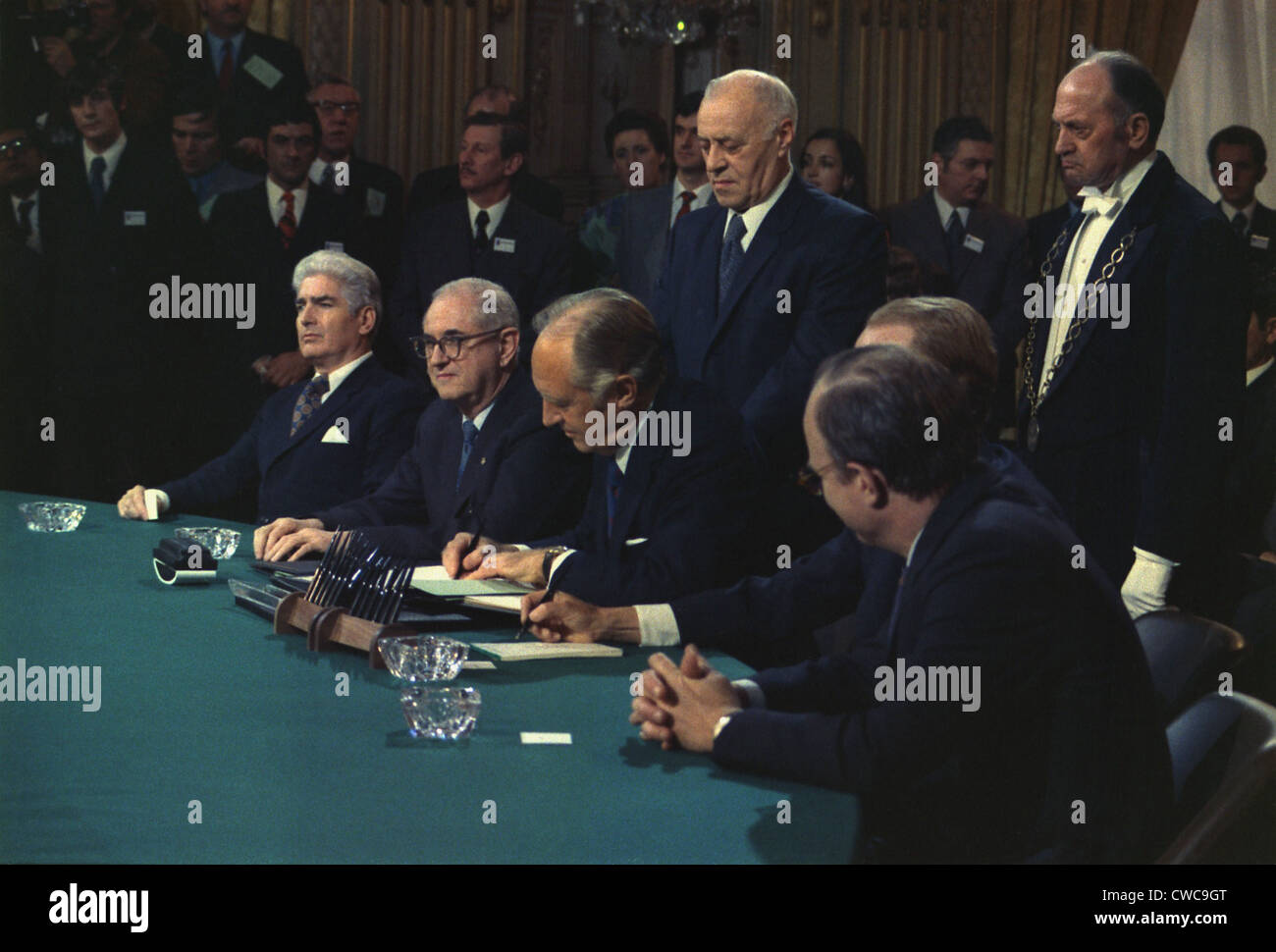 Il segretario di Stato William P. Rogers firma del Vietnam di accordi di pace. Gen 27 1973. Foto Stock