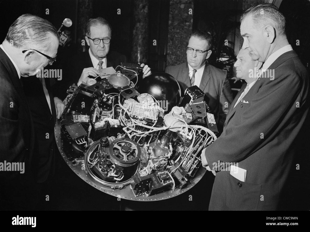 Il leader della maggioranza del senato Lyndon Johnson è mostrata la complessa circuiteria di satellite di Tiros I, dalla NASA's William Stroud. Come VP, Foto Stock