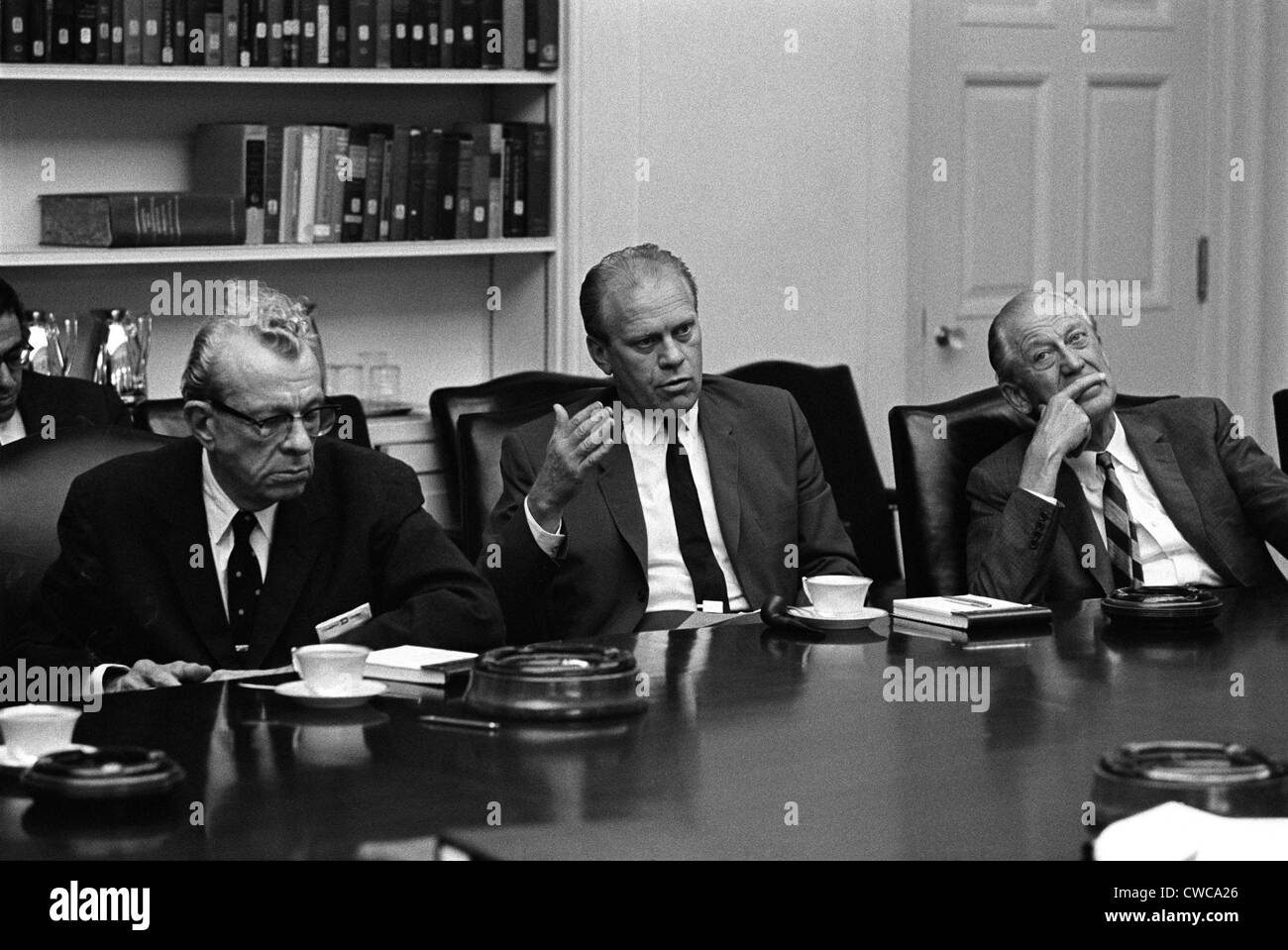 Guerra del Vietnam escalation. Leader repubblicani incontrarsi con il presidente Lyndon Johnson (invisibile) dopo cinque piani ci sono stati abbattuti in Foto Stock