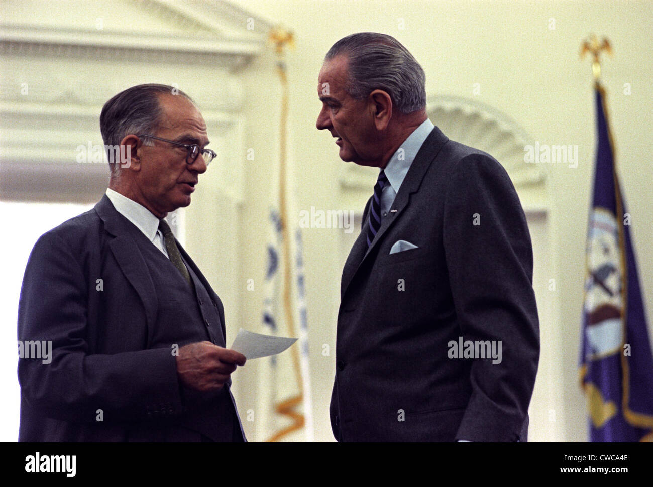 Il presidente Johnson in conversazione con William Fulbright, Presidente del Senato Comitato delle relazioni estere e tenaci Foto Stock