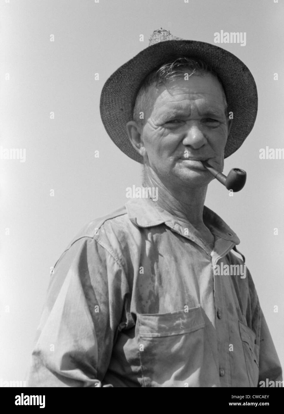 Ex lavoratore olio lavorando in un fossato-scavando la pista. Prima della Grande Depressione era un olio esperto trapanatore e pipeline Foto Stock