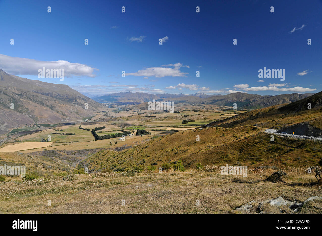 Il Crown Range Strada si snoda in Crown Range montagne tra Arrowtown e Wanaka in Otago, Nuova Zelanda. Foto Stock