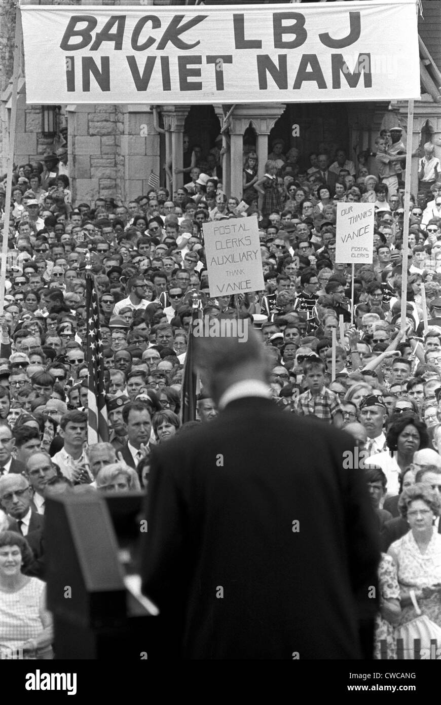 'Indietro LBJ in Vietnam' legge un segno di Indianapolis, come presidente Lyndon Johnson parla. Nei primi anni di noi escalation Foto Stock
