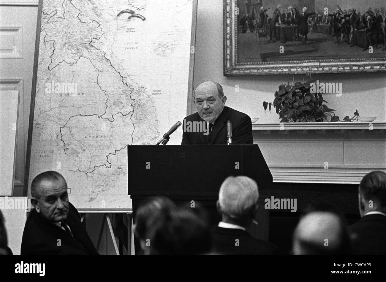 Il segretario di Stato Dean Rusk mutandine noi governatori sulla guerra del Vietnam. Il presidente Lyndon Johnson ascolta (sinistra). Marzo 18, 1967. Foto Stock