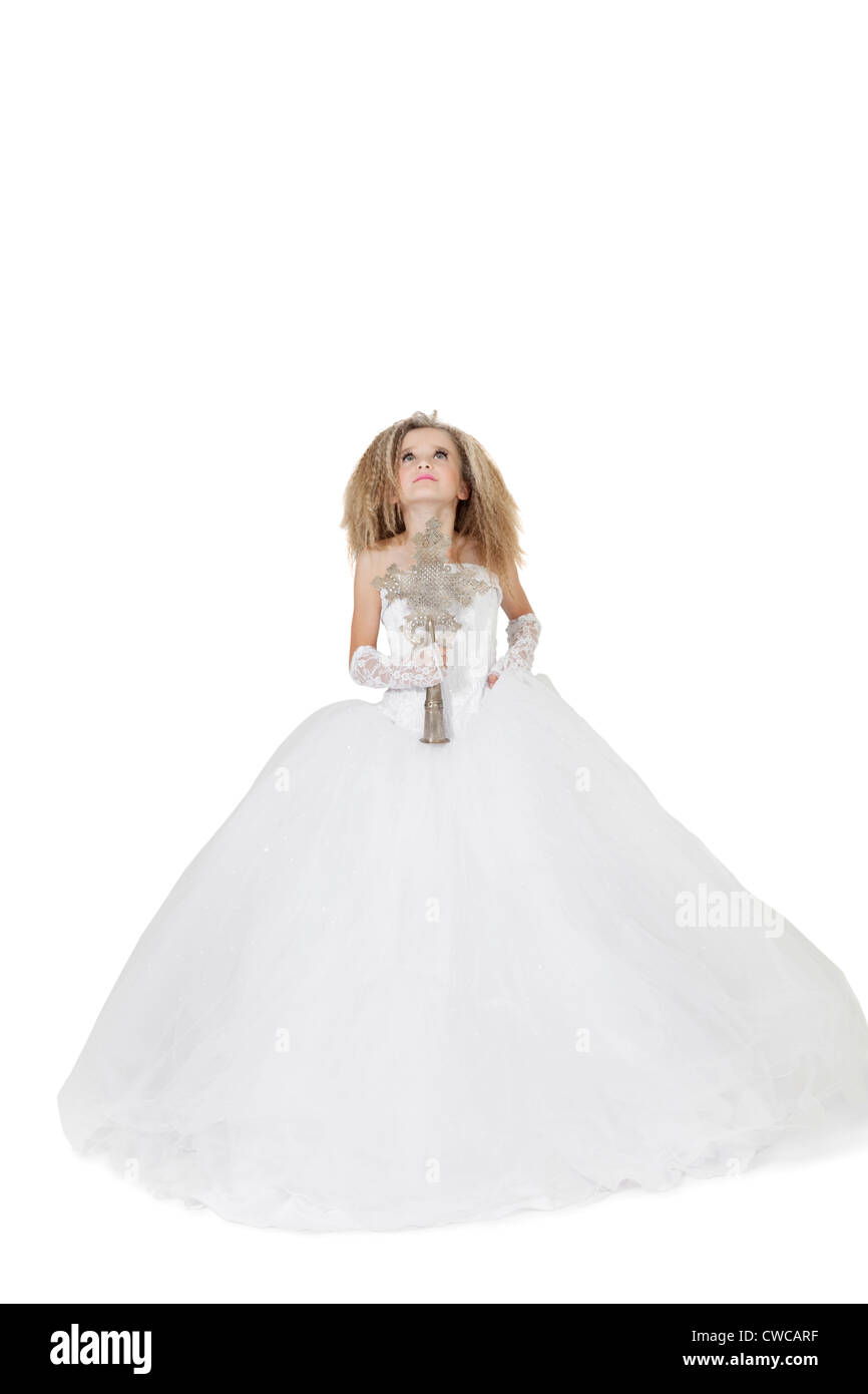 Sposa ragazza in abito da sposa azienda crocifisso cercando su sfondo bianco Foto Stock
