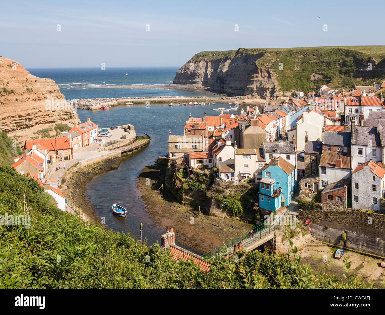 Villaggio Staithes Beck e porto dalle scogliere. North Yorkshire Regno Unito Foto Stock