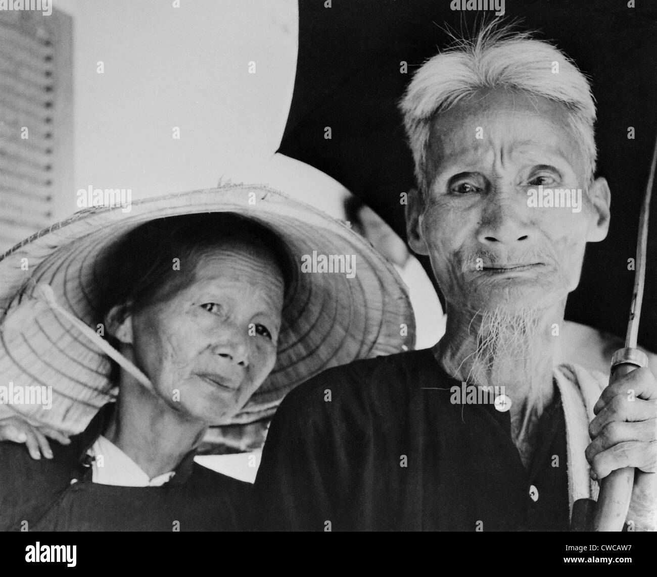 Anziani sud profughi vietnamiti. Coppia di anziani in un US Marine Corps-sponsorizzato Refugee Camp a Le mie, Vietnam dopo che essi sono stati Foto Stock