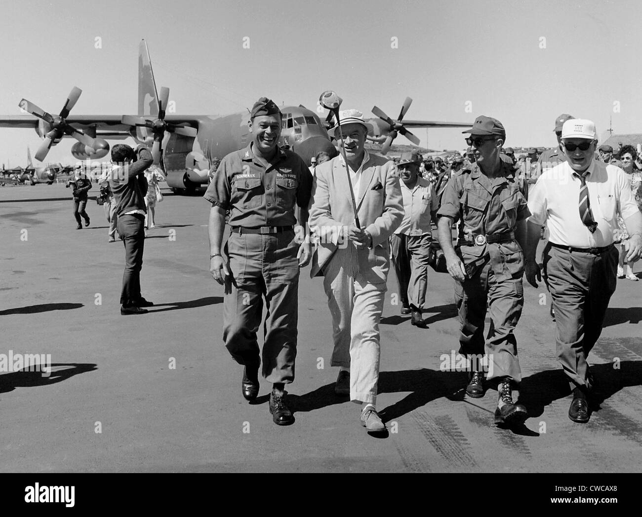 Osu intrattiene truppe in Vietnam. Bob Hope, passeggiate con il generale A.S. Collins e il Colonnello William Bonneaux, all'arrivo del Foto Stock