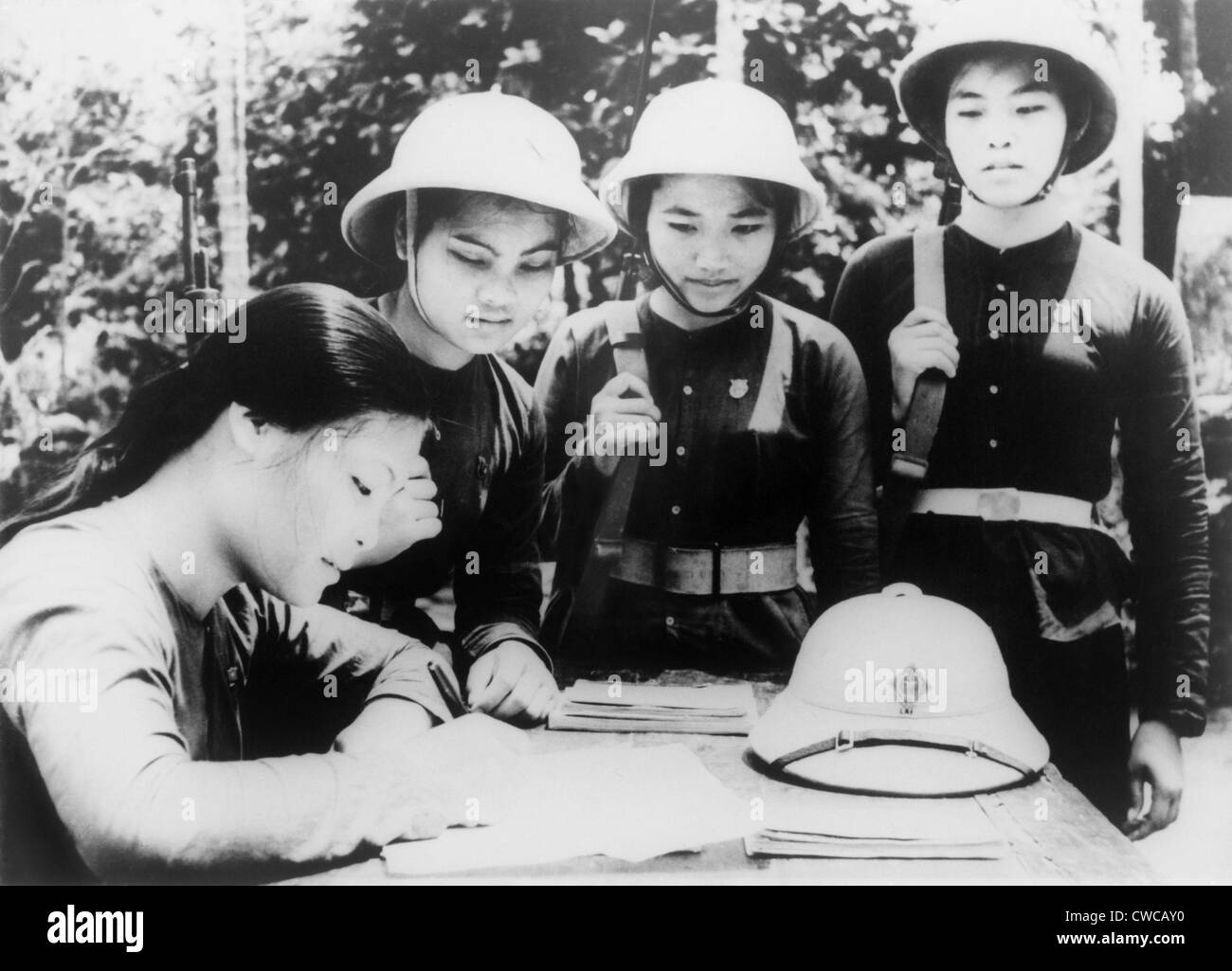 Nord vietnamiti donna unisce Esercito del popolo del Vietnam. Una giovane donna membro dell'Hanoi donna di milizia, arruola nell esercito Foto Stock