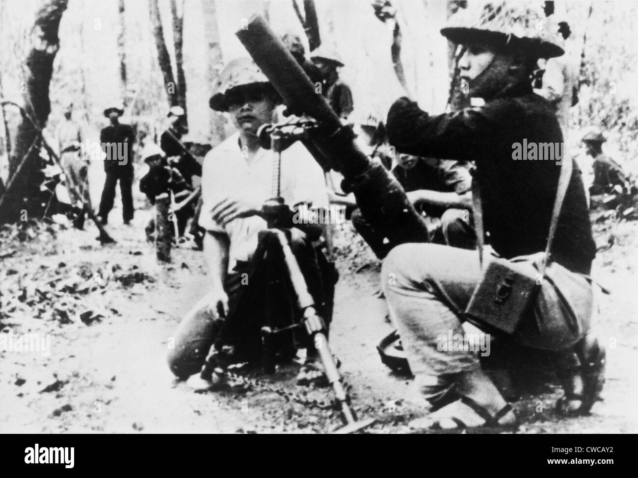 Il sud del Vietnam Viet Cong con catturato noi 81mm di malta. 1965. Foto Stock