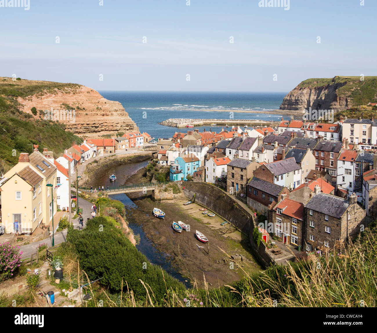 Villaggio Staithes Beck e porto dalle scogliere. North Yorkshire Regno Unito Foto Stock