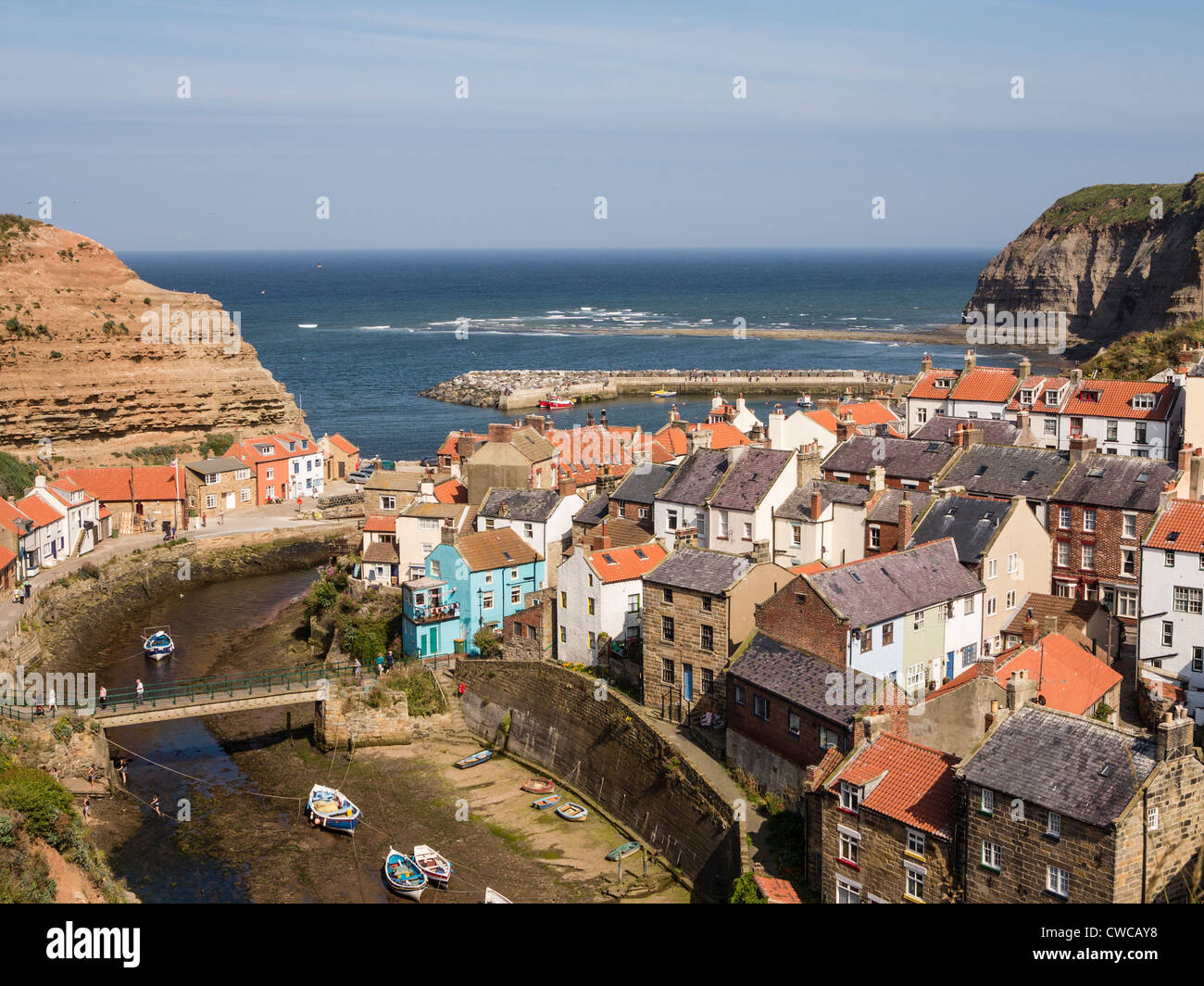 Villaggio Staithes Beck e porto dalle scogliere. North Yorkshire Regno Unito Foto Stock