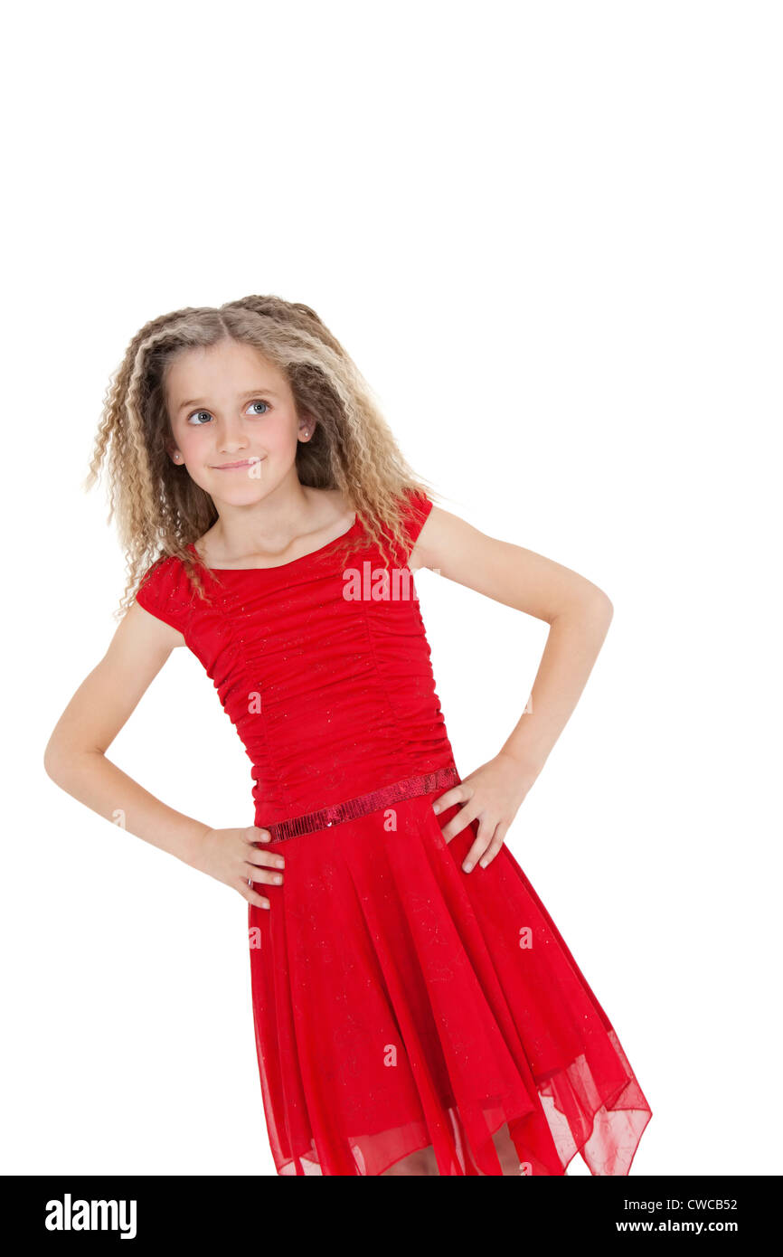 Immagine di inclinazione della ragazza in rosso tonaca con le mani sui fianchi su sfondo bianco Foto Stock