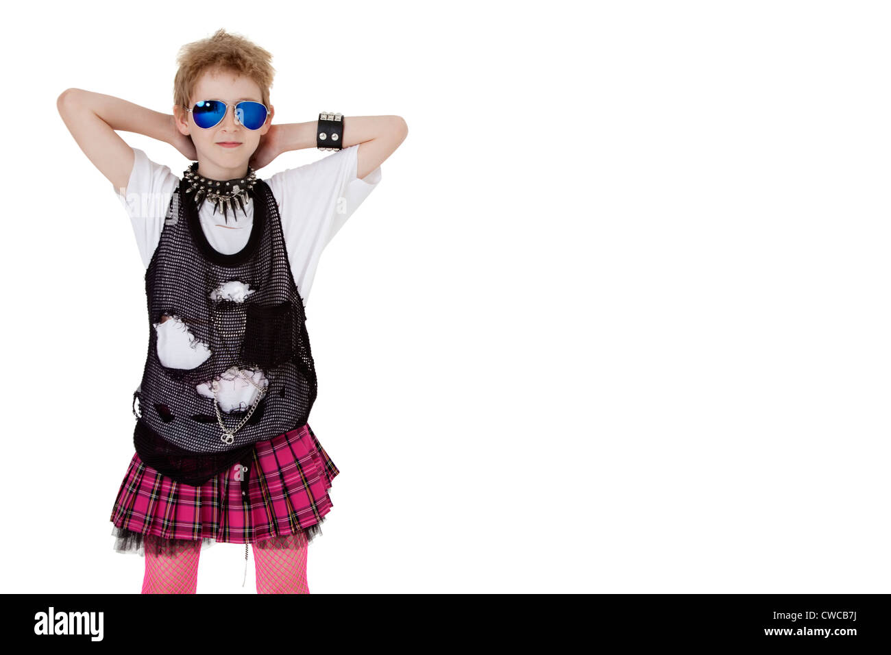 Ritratto di punk kid in abito di fantasia con le mani dietro la testa su sfondo bianco Foto Stock