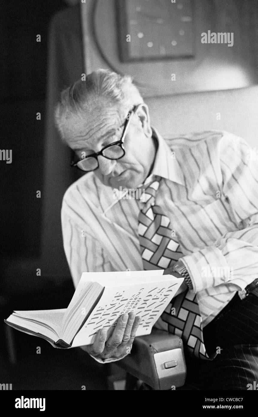 L ex Presidente Lyndon Johnson con il suo nuovo libro pubblicato, "Vantage Point". Egli stava volando ad Abilene, Kansas, per Foto Stock