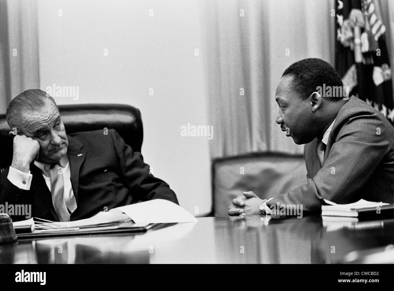 Lyndon Johnson ascolto di Martin Luther King nel corso di un incontro con i diritti civili di leader presso la Casa Bianca. Marzo 18, 1966. Foto Stock
