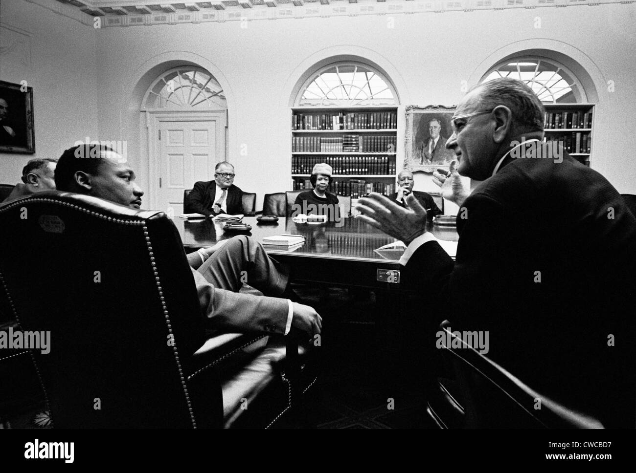 Lyndon Johnson incontro con i diritti civili di leader presso la Casa Bianca. In primo piano sono LBJ e Martin Luther King Jr in Foto Stock