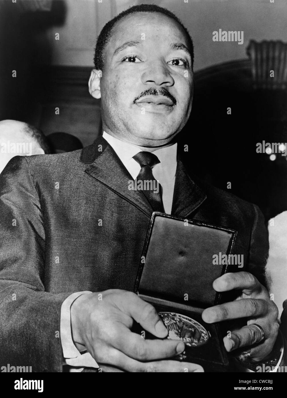 Martin Luther King che mostra un medaglione dal sindaco Wagner. Una settimana dopo che egli ha accettato il Premio Nobel per la pace il re fu proclamato Foto Stock