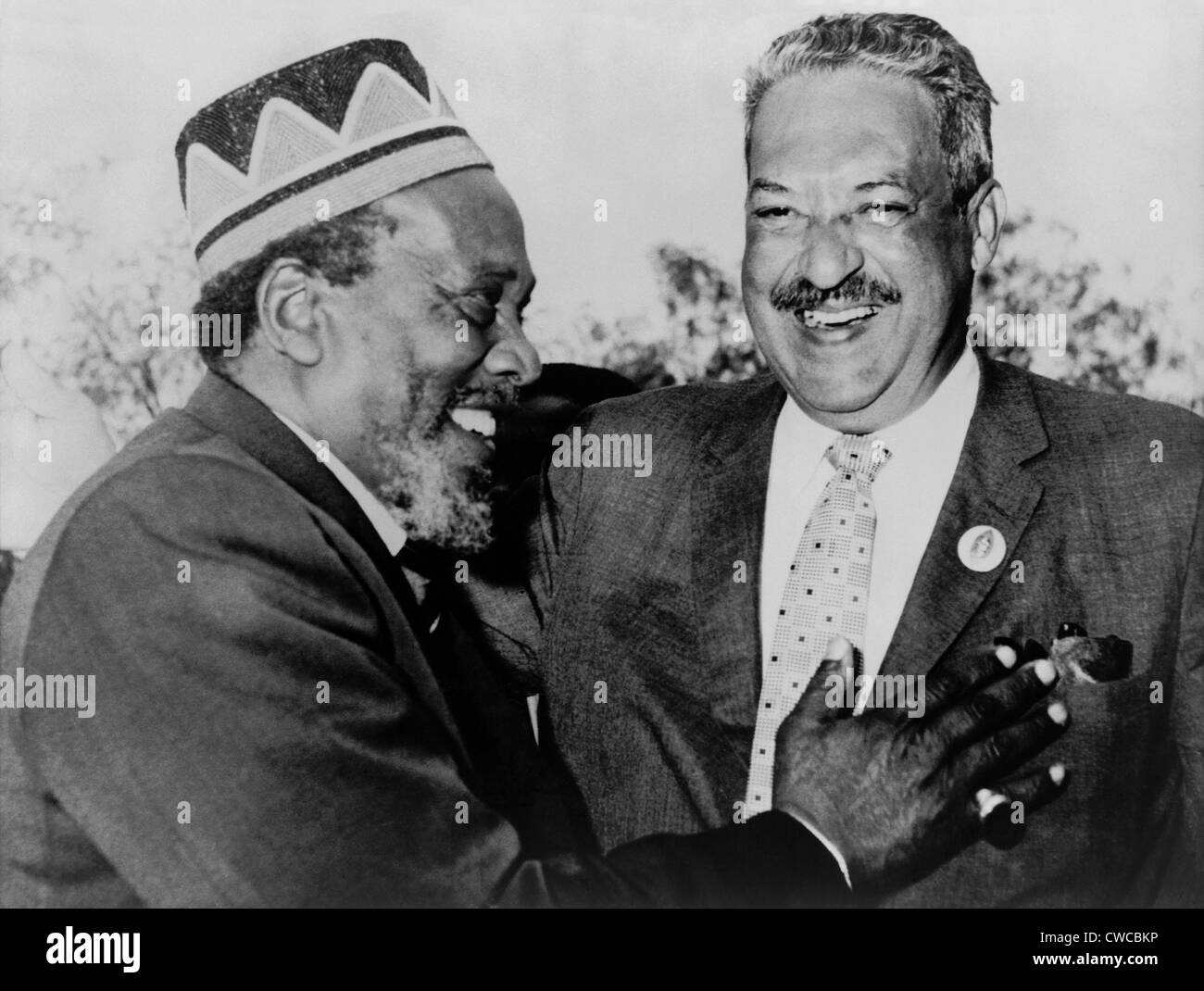 Il Premier del Kenya Jomo Kenyatta con noi il Giudice Federale Thurgood Marshall, a Nairobi, in Kenya. Marshall hanno contribuito alla stesura del primo Foto Stock