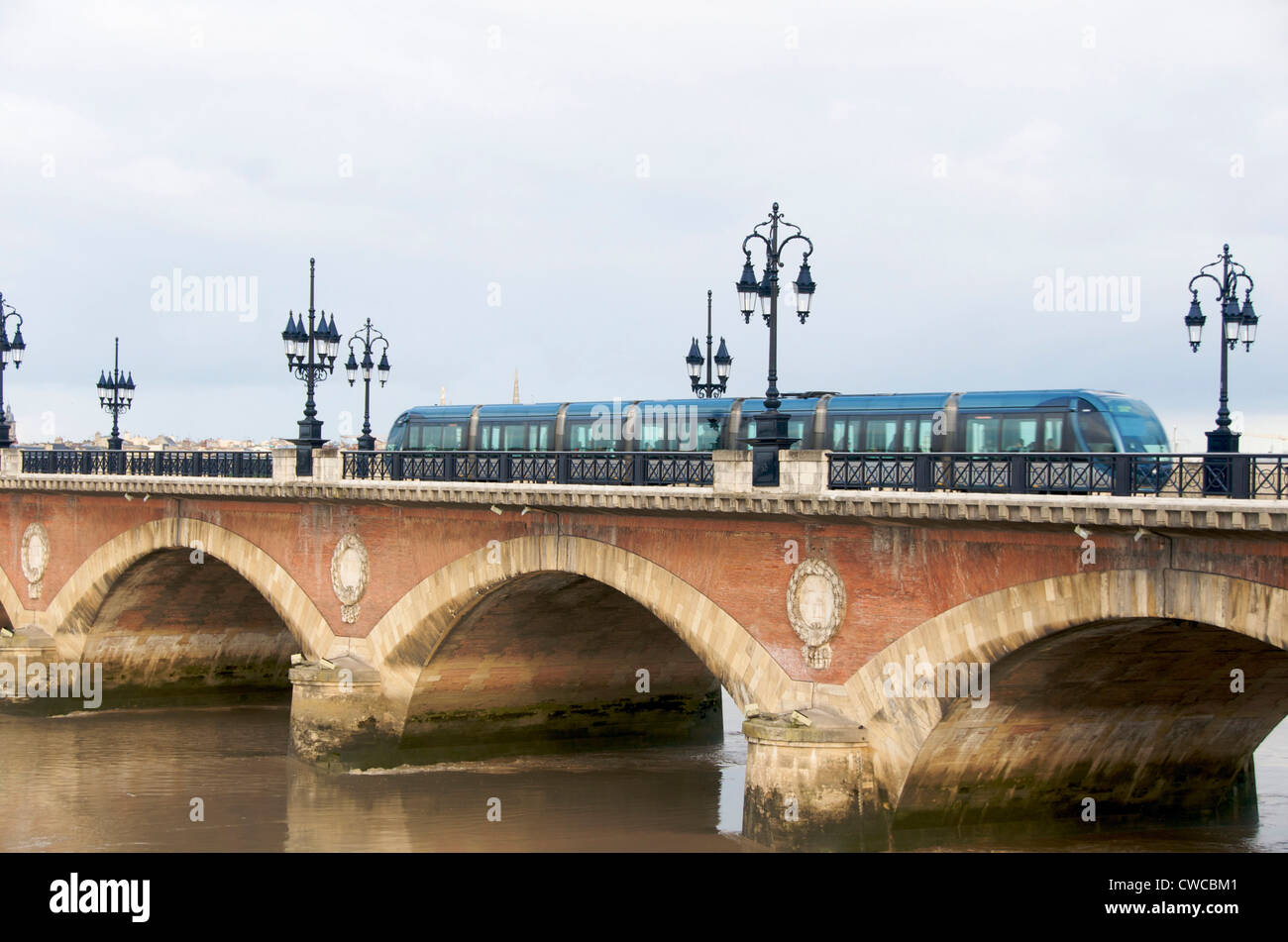 Bordeaux, il Pont de Pierre che attraversa il fiume Garonna, Gironde, Nouvella Aquitaine, Francia, Europa Foto Stock