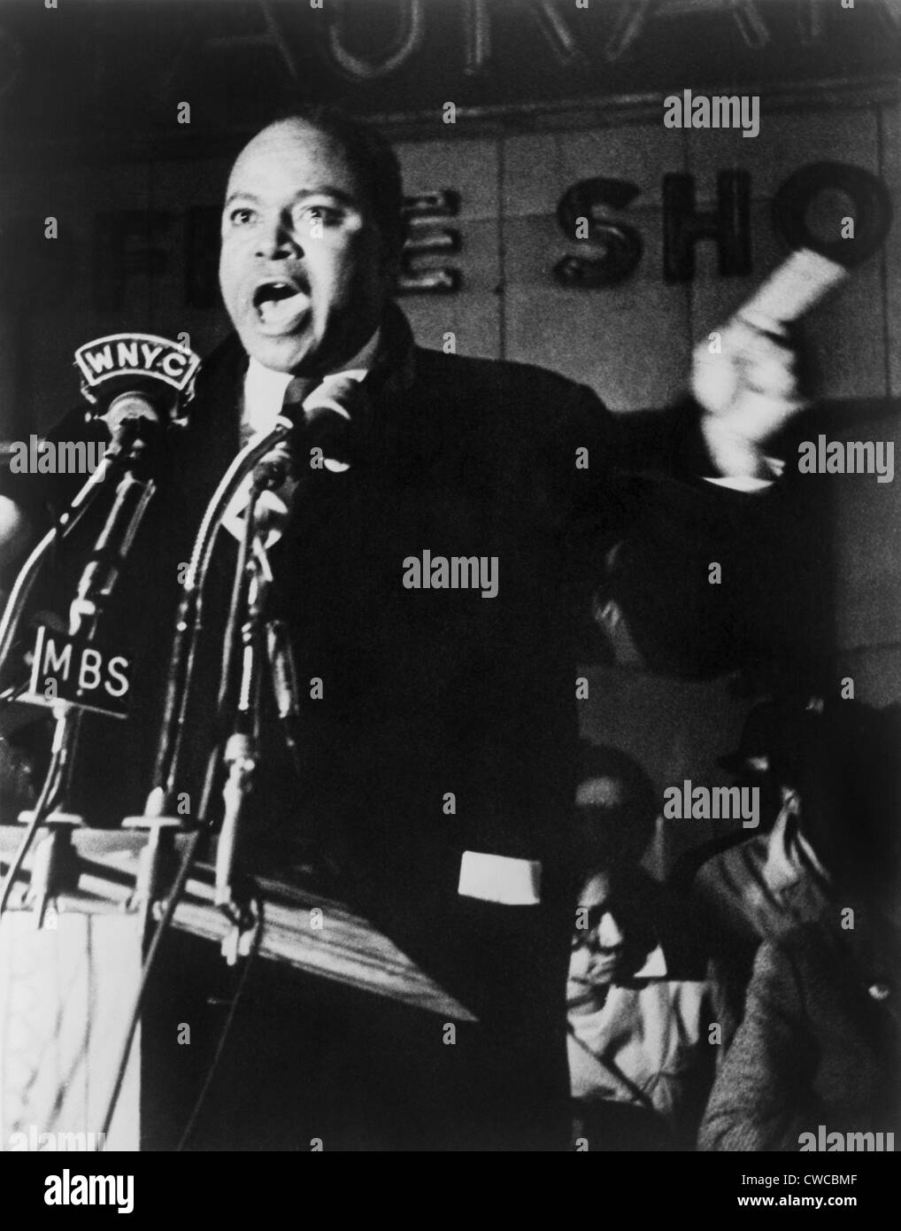 James Farmer (1920-1999), co-fondatore del Congresso di uguaglianza razziale, parlare prima di microfoni esterno Hotel Teresa in Foto Stock