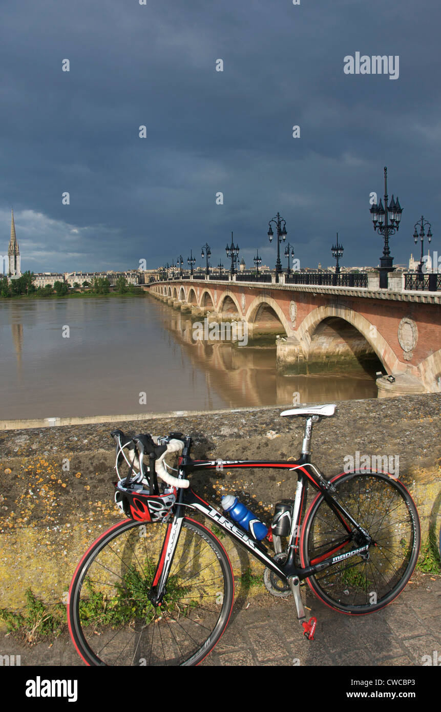 Bordeaux, il Pont de Pierre che attraversa il fiume Garonna, Gironde, Nouvelle Aquitaine, Francia, Europa Foto Stock