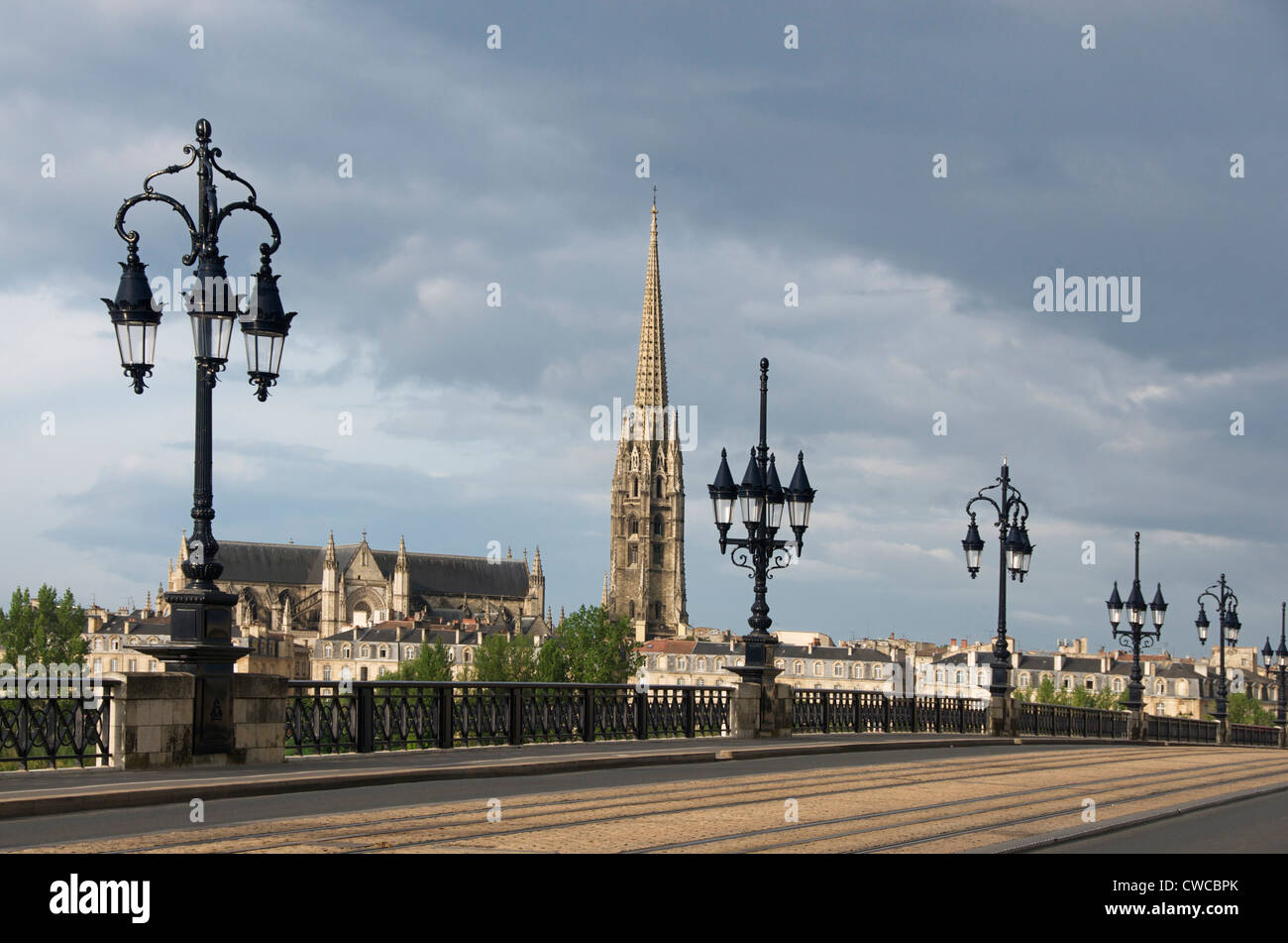 Bordeaux. Il vecchio ponte Pont de Pierre, la torre della chiesa di Saint Michel, Nouvelle Aquitaine, Gironde, Francia Foto Stock