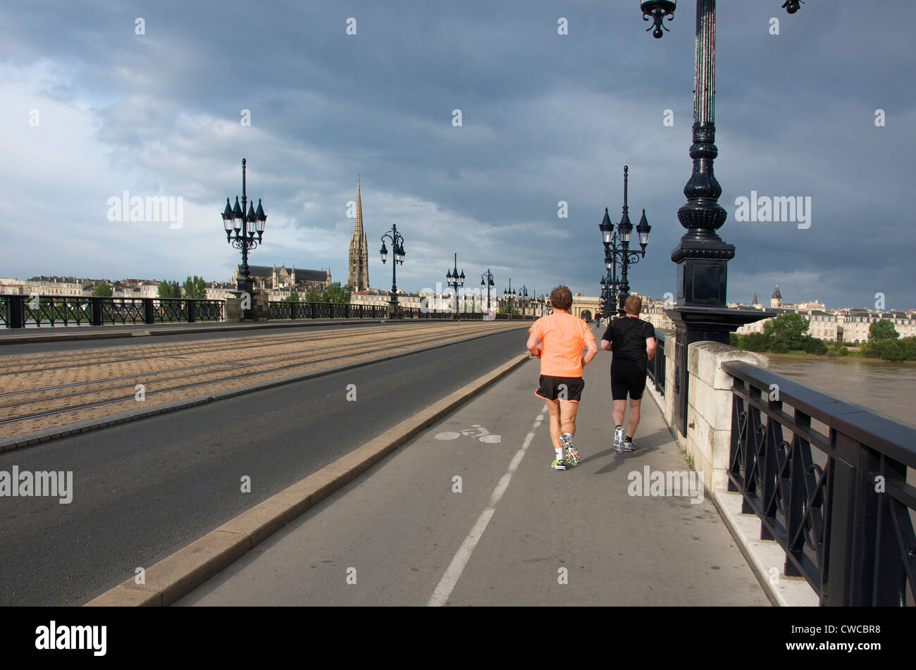 Bordeaux, il vecchio ponte Pont de Pierre, la torre della chiesa di Saint Michel, Nouvelle Aquitaine, Gironde, Francia Foto Stock