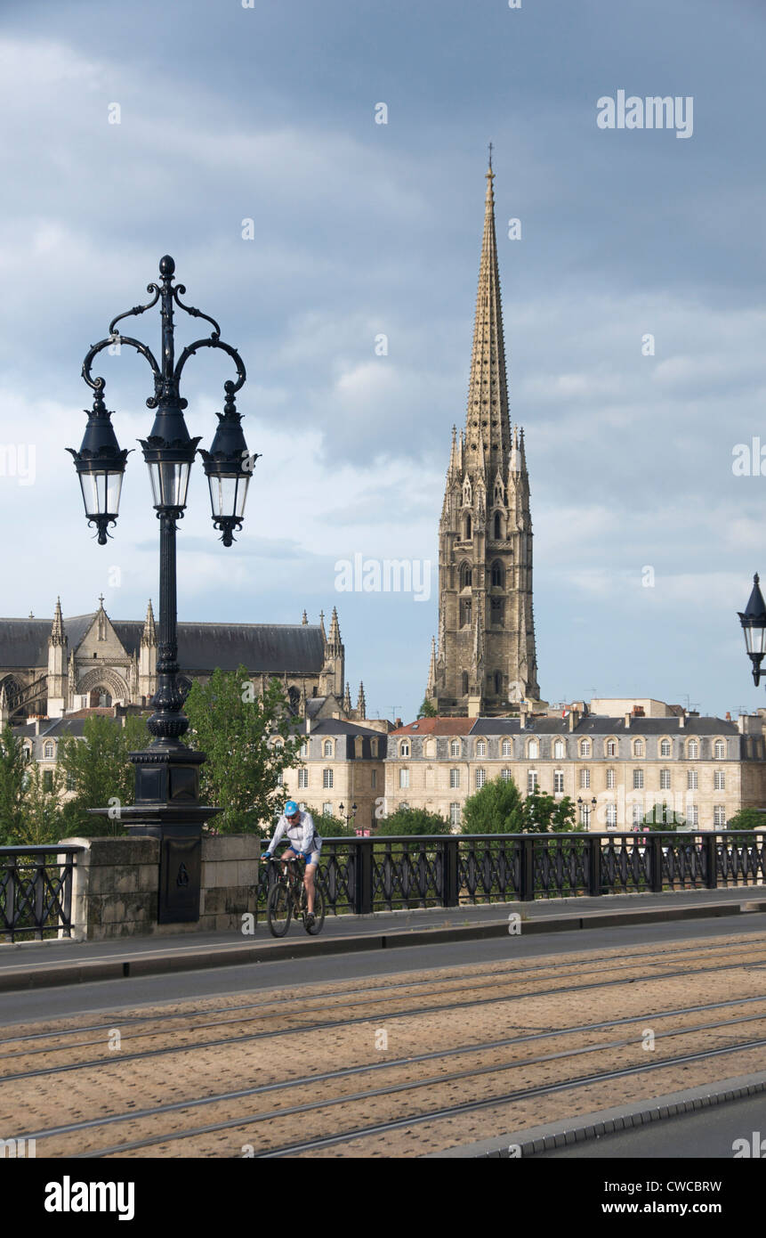 Bordeaux. Il vecchio ponte Pont de Pierre, la torre della chiesa di Saint Michel, Gironde, Nouvelle Aquitaine, Francia Foto Stock