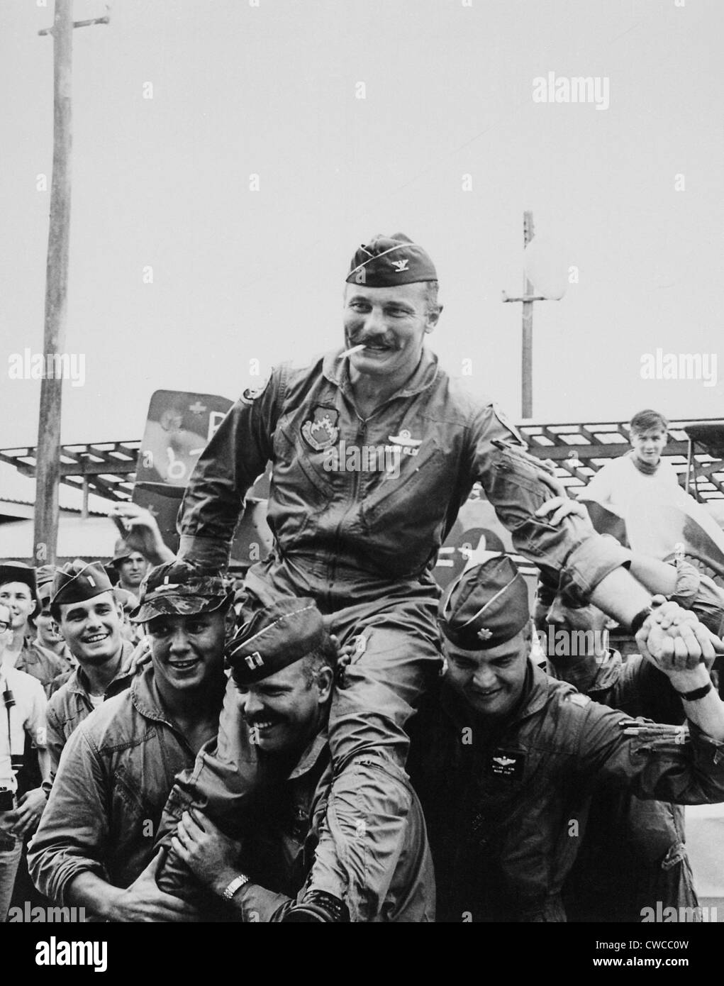 Guerra del Vietnam. Il colonnello Robin Olds (1922-2007) e piloti festeggiare il completamento il suo centesimo missione di combattimento. Egli è stato un Triple Ace Foto Stock