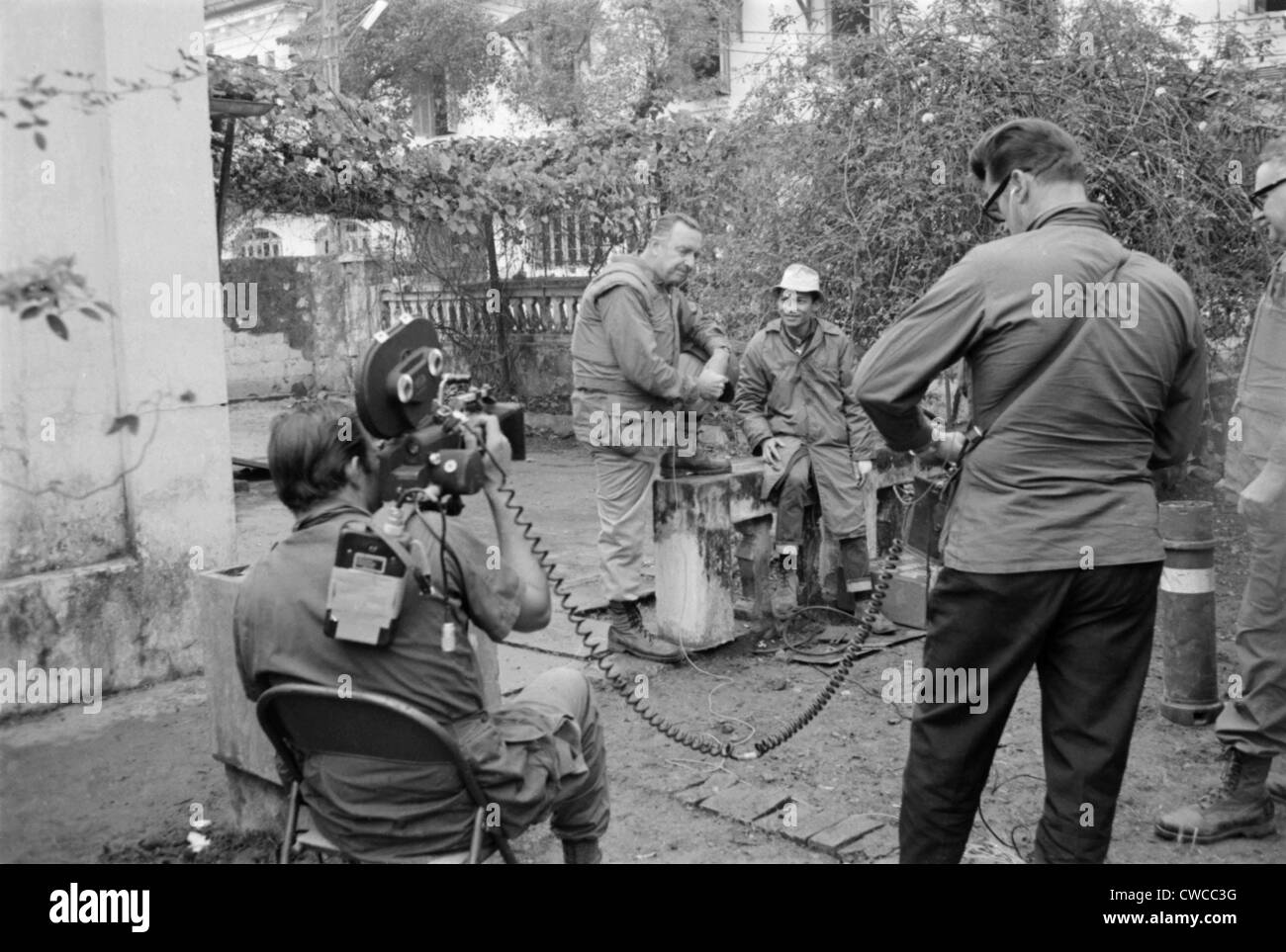 Il Vietnam War-Tet offensivo. Walter Cronkite della CBS intervistando il Professor mai dell'Università di tonalità. Il 27 febbraio 1968 il Foto Stock Il Vietnam War-Tet offensivo. Walter Cronkite della CBS intervistando il Professor mai dell'Università di tonalità. Il 27 febbraio 1968 il Foto Stock