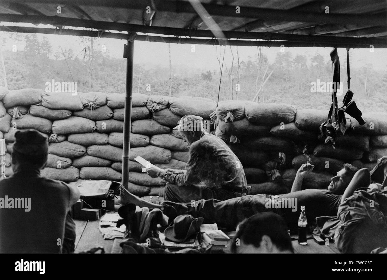 Guerra del Vietnam. I soldati di relax presso una delle forze speciali degli Stati Uniti camp a Phey-Shuron, nel Vietnam centrale highlands. Essi sono tra 12 Foto Stock