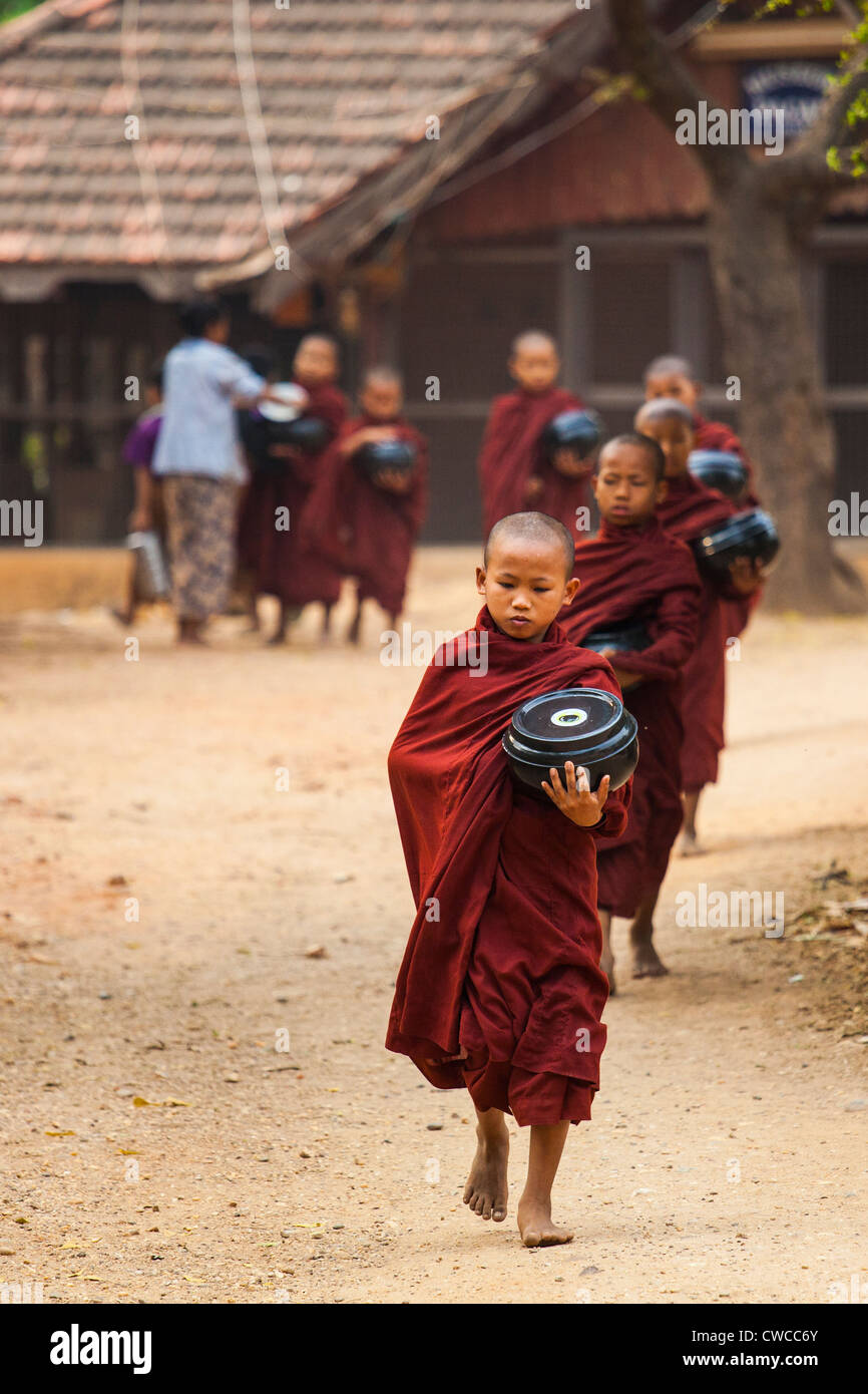 I monaci buddisti di Bagan, Myanmar Foto Stock