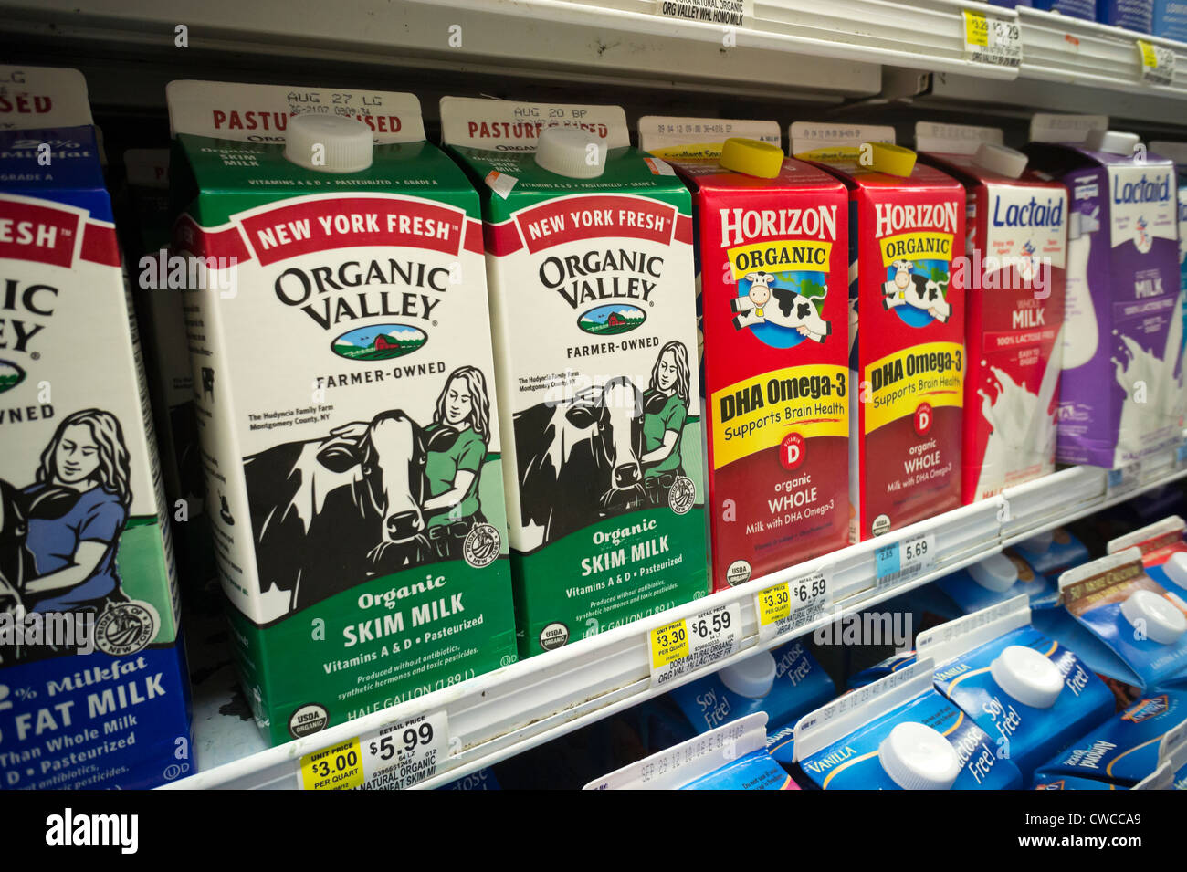 Contenitori di Organic Valley e orizzonte latte biologico in un  supermercato frigorifero in New York Foto stock - Alamy