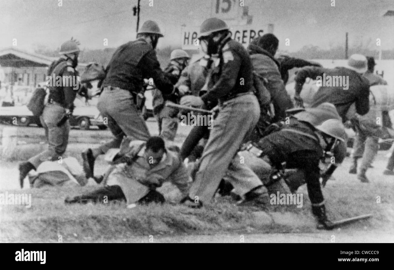 SNCC leader John Lewis (strato leggero nel centro) cringes come Alabama State Trooper oscilla il suo club di Lewis' in testa. Lewis è stato Foto Stock