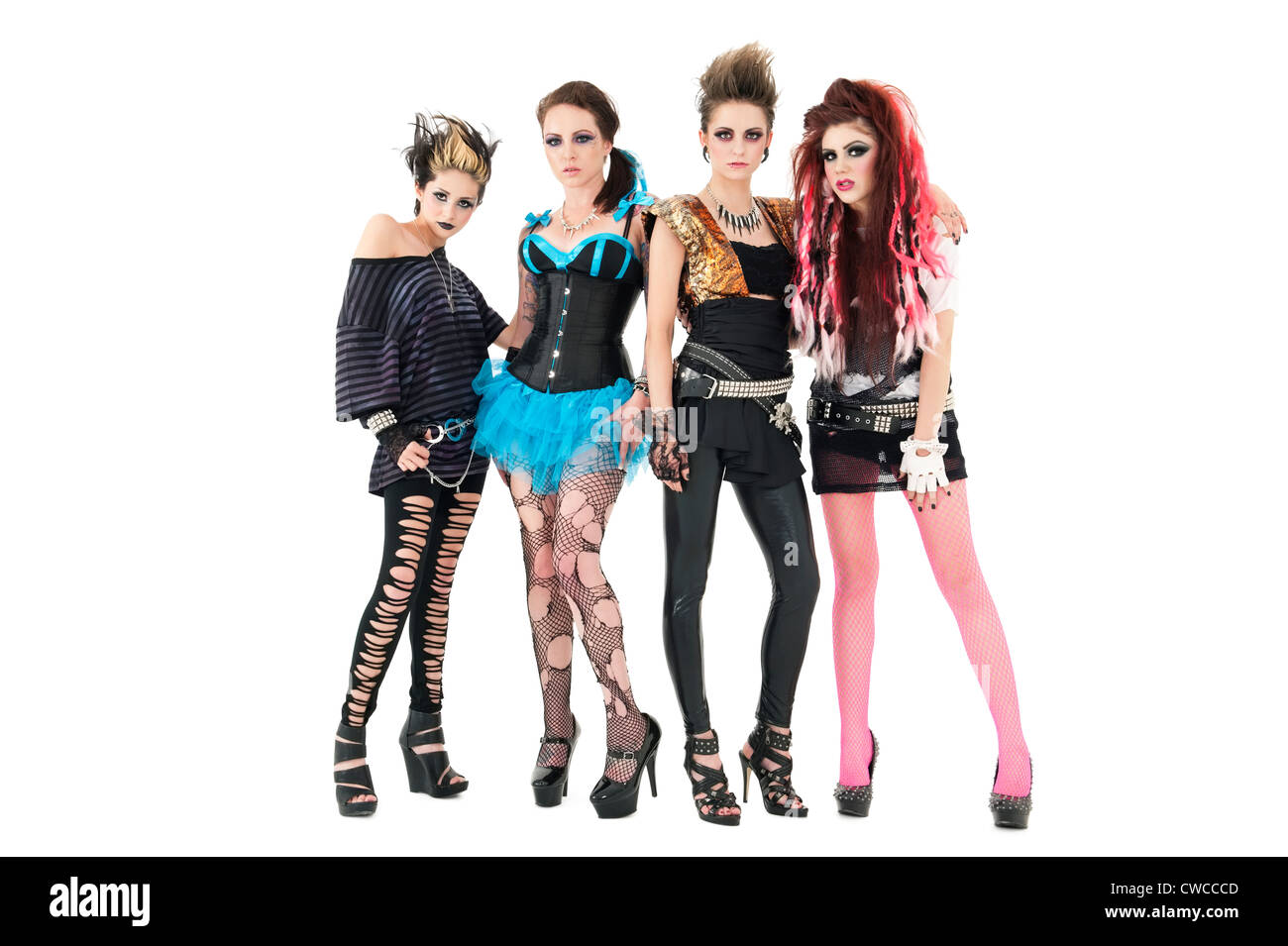 Ritratto di tutto il gruppo rock femminile in posa insieme su sfondo bianco Foto Stock