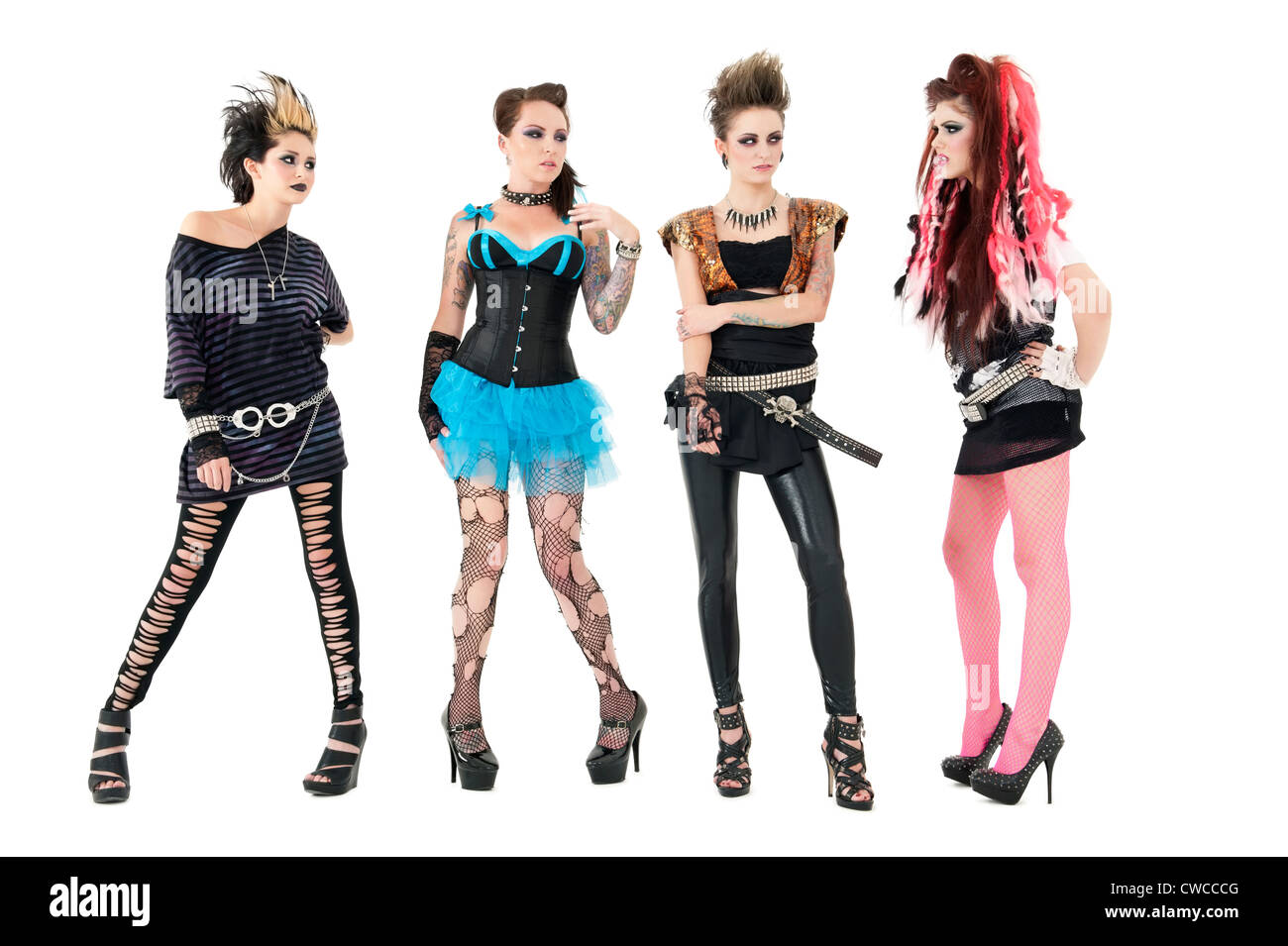 Tutti female rock band membri che posano su sfondo bianco Foto Stock