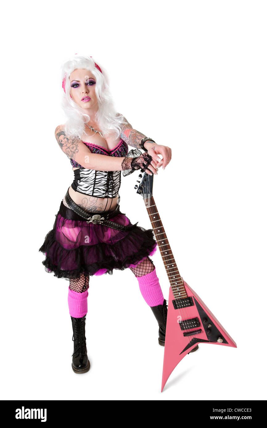 Ritratto di giovane e bella donna che indossa parrucca in piedi con la chitarra su sfondo bianco Foto Stock