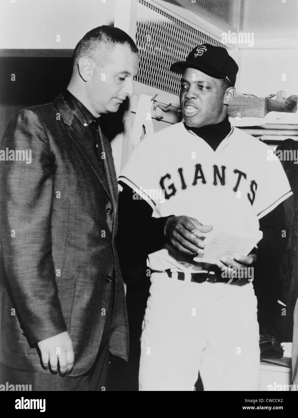 Willie Mays parla a sportscaster Charles Einstein in un 1963 Locker room intervista. Foto Stock