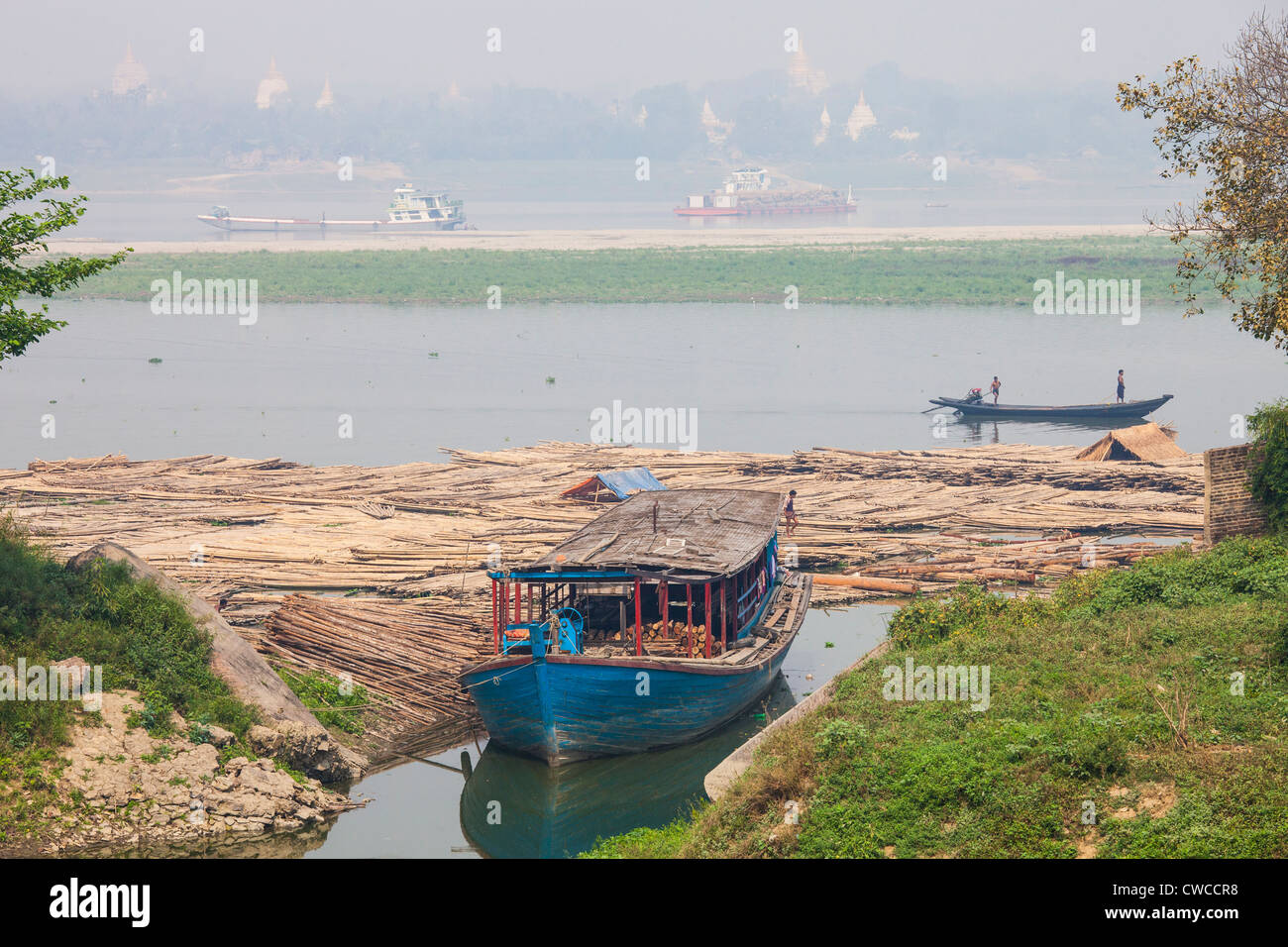 Il trasporto di resoconti sul fiume Irrawaddy vicino a Mandalay, Myanmar Foto Stock