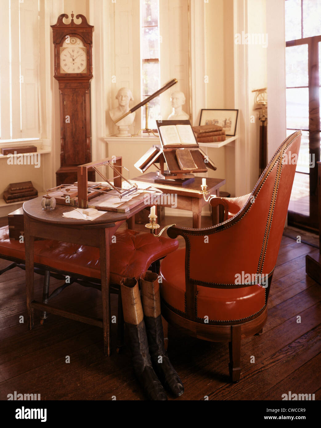 Monticello, la casa costruita da Thomas Jefferson nel 1770s. Jefferson la scrivania con la sua invenzione per creare duplicati dei suoi Foto Stock