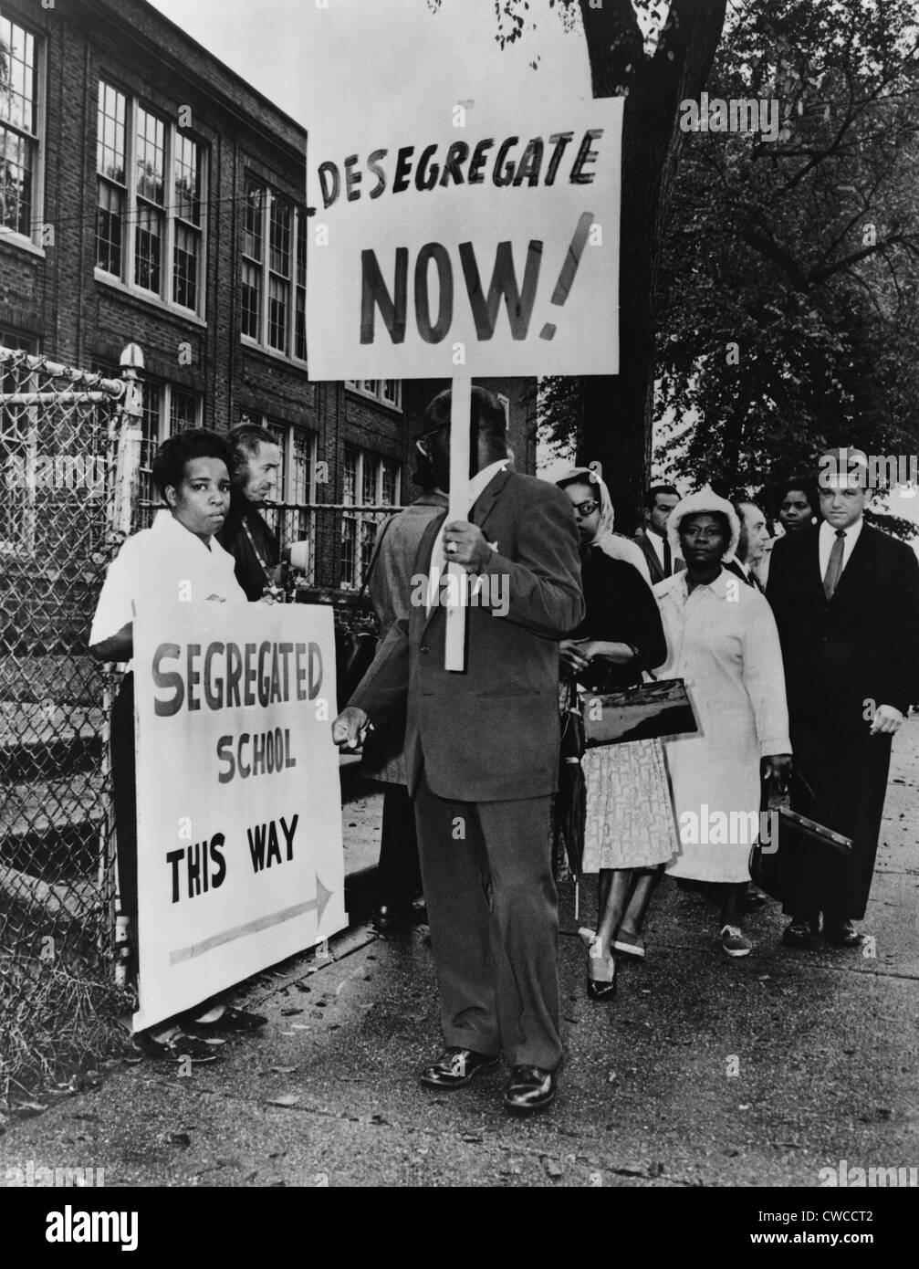 Gli africani americani scuola di protesta di segregazione. Picchetti al di fuori della scuola di Lincoln in Englewood, N.J. protestavano del nord Foto Stock