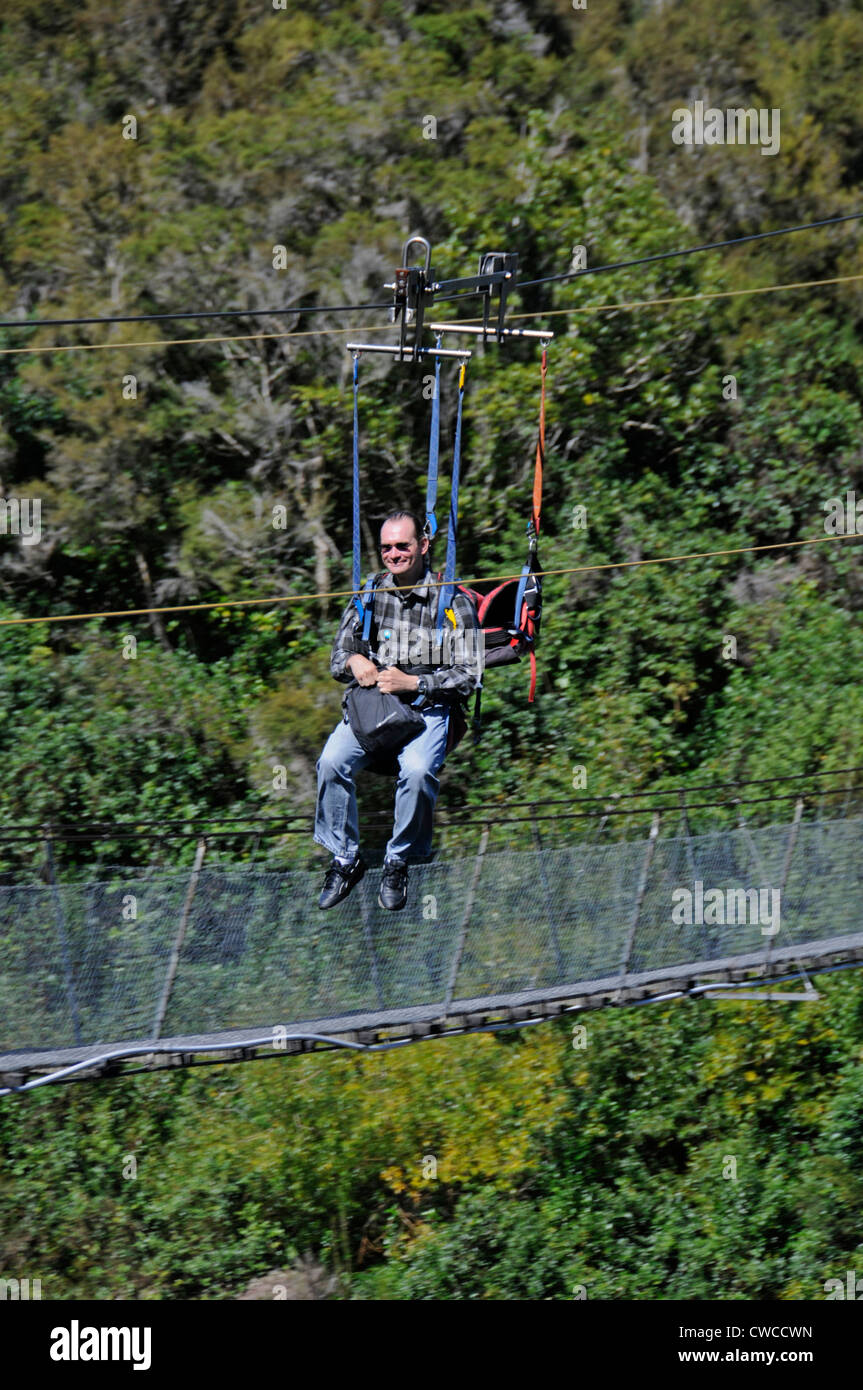 Il ponte sospeso più lungo della Nuova Zelanda attraverso il fiume Buller presso il Buller Gorge Adventure & Heritage Park vicino a Murchison sull'autostrada statale 6 nord-ovest Foto Stock