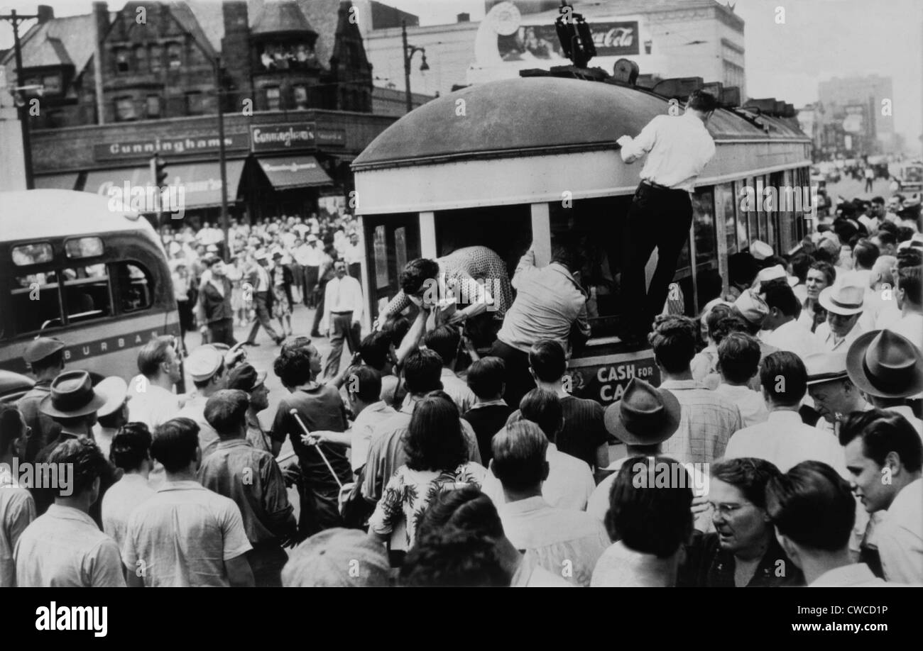 Scena dalla gara di Detroit tripudio di giugno 20-22, 1943. Tensioni razziali da radicato razzismo è stata aggravata dalla integrazione su Foto Stock Scena dalla gara di Detroit tripudio di giugno 20-22, 1943. Tensioni razziali da radicato razzismo è stata aggravata dalla integrazione su Foto Stock