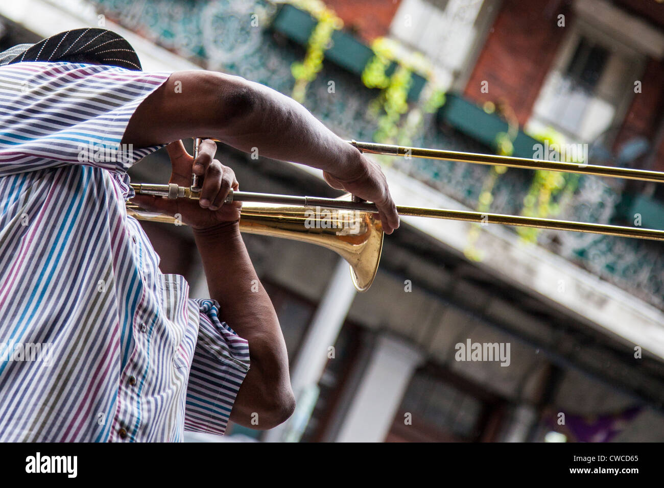 Musicista jazz suonare un trombone nel Quartiere Francese, New Orleans, LA Foto Stock