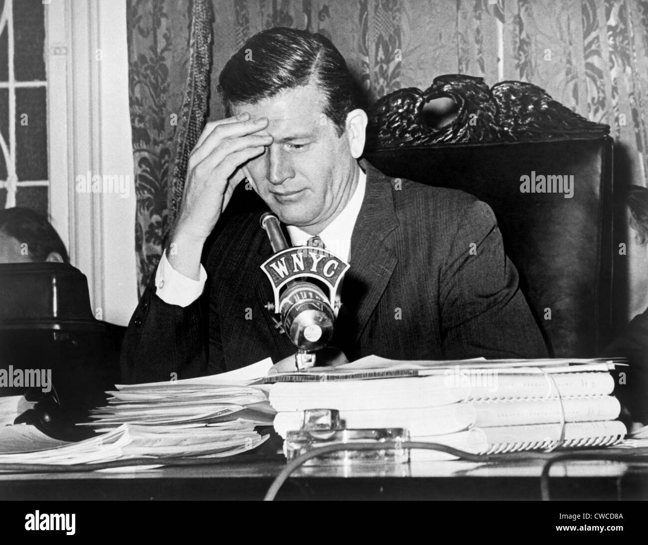 Mayor John Lindsay, parlando in WNYC radio microfono, durante una pubblica audizione di bilancio. Febbraio 16, 1966. Foto Stock