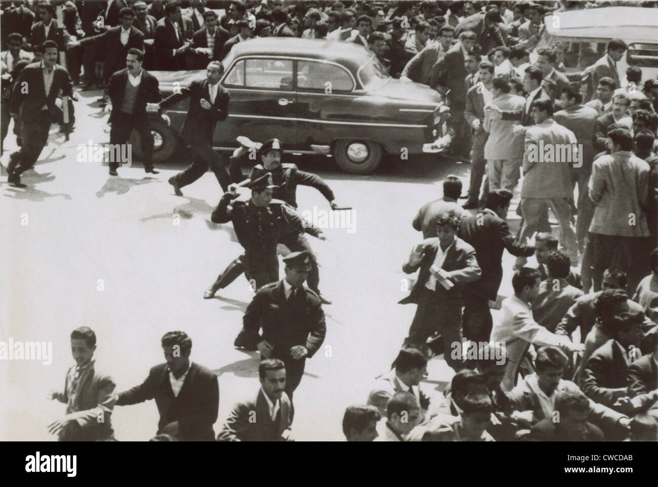 La polizia iraniana assaltando gli insegnanti della scuola di tentare un sit-in sciopero per salari più elevati. 1961. Foto Stock