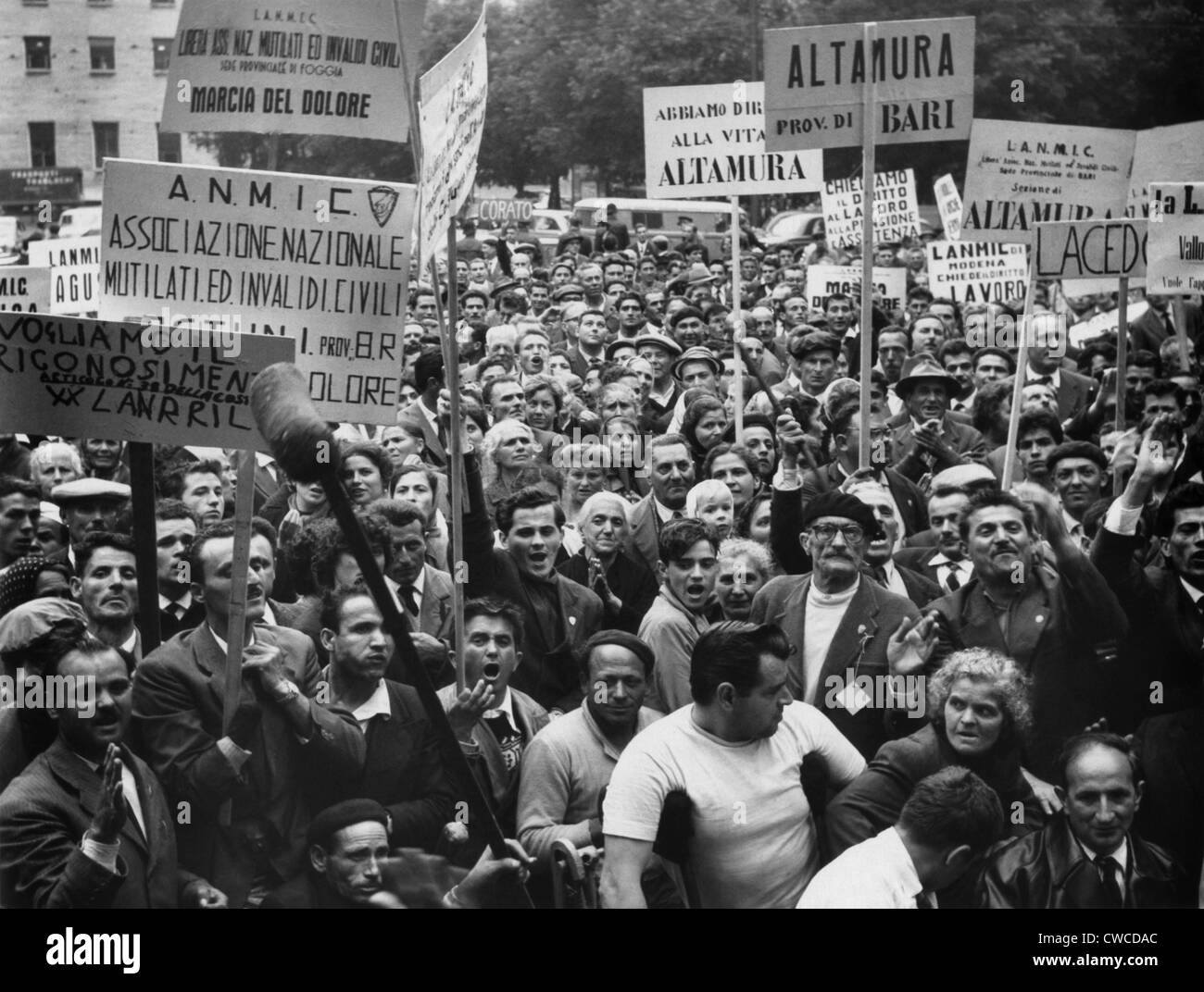 Disabili italiani protestando insufficiente al governo di finanziare azioni di riabilitazione e di posti di lavoro. Roma, Italia, 1961. Foto Stock